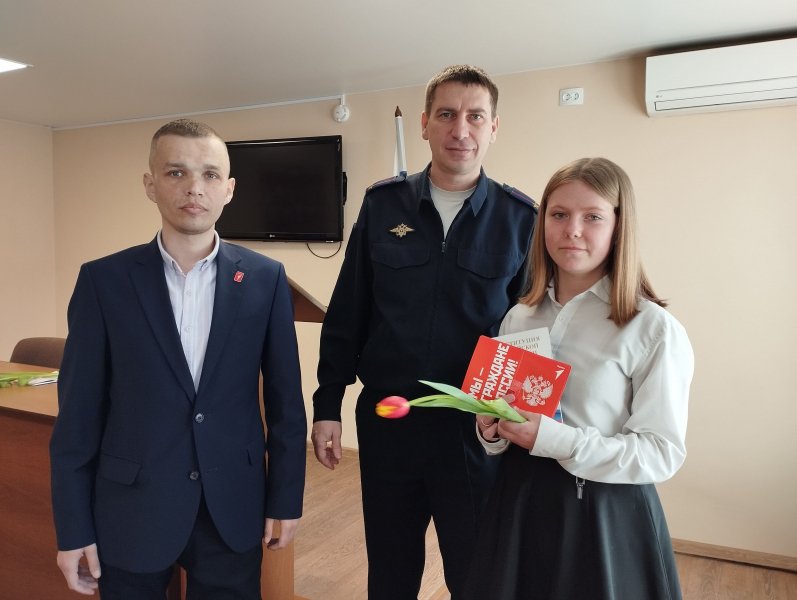 8 Марта полицейские вручили паспорта юным жительницам Михайловского района Приморского края