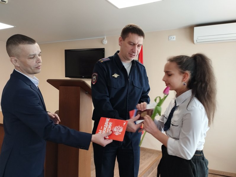 8 Марта полицейские вручили паспорта юным жительницам Михайловского района Приморского края